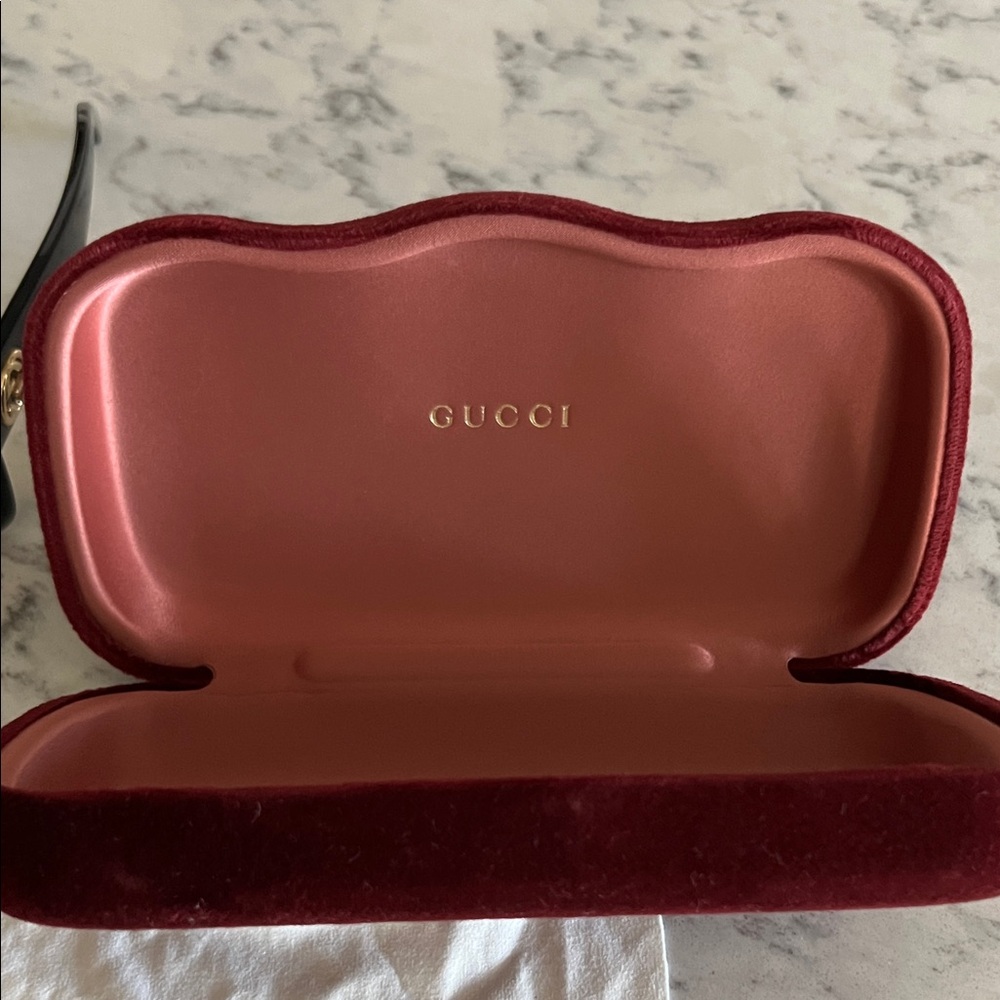 Gucci Women's Sunglasses with Black Frame and Gold Lenses - Picture 6 of 7